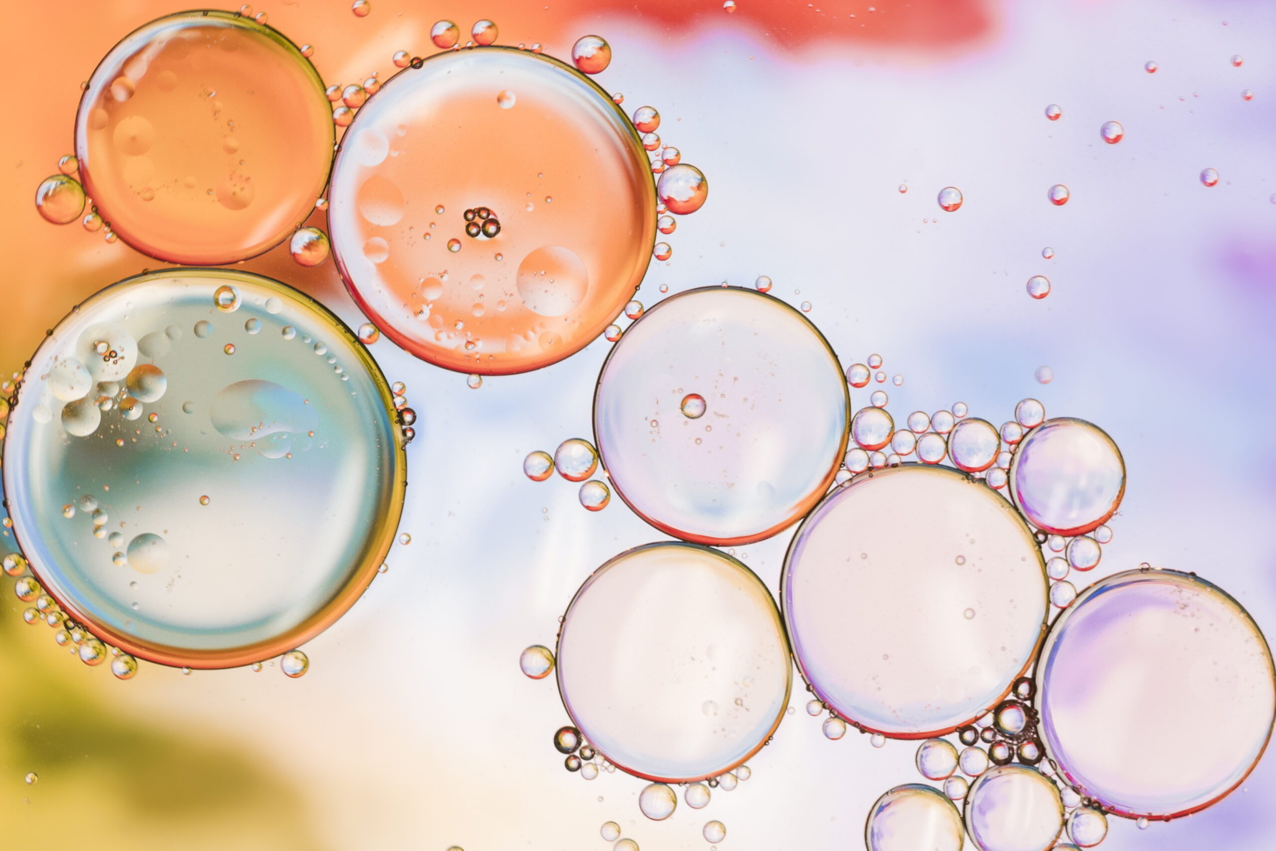 Wizualizacja mikrobiomu i pożytecznych bakterii w formie kolorowych bąbelków – nauka i biotechnologia w służbie skóry.